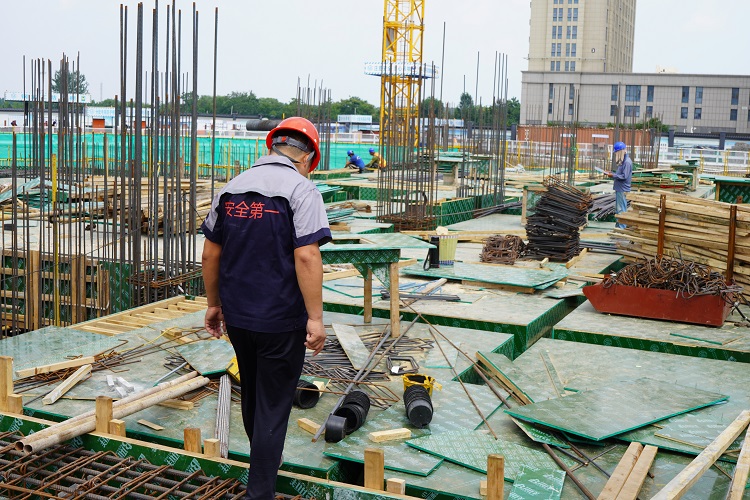 塑面/覆塑建筑模板：构筑高品质建筑工程的可靠基石