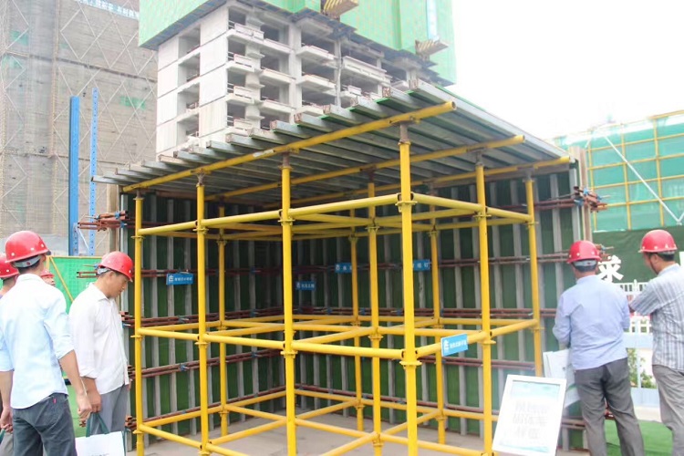 塑面建筑模板性能解析：耐候性、周转率与可塑性评估